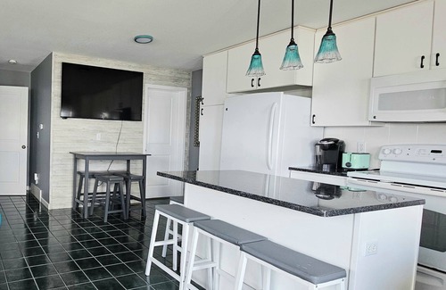 Crystal Cottage | Crystal Water's Edge Cottage-Perfect for 2 families! Newer waterfront home.