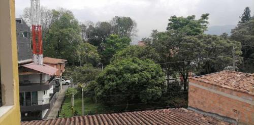 Guayabal House | Cuarto con cuarto de baño y terraza