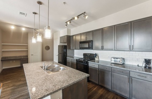 Southeast Houston Apartment | Cullen 8202 I Modern Design I 2bd/2bth I Parking