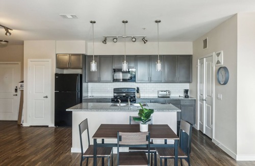 Southeast Houston Apartment | Cullen 8202 I Modern Design I 2bd/2bth I Parking