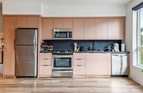 Park West Apartment | Culver City Oasis – Amenities Include Parking, Pool, and Gym
