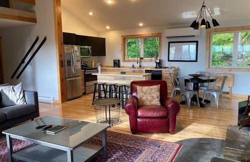 Snowshoe House | Cupp's Cabin 6 BR - NWR - Easy Walk to Slope