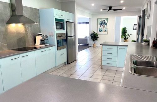 Currumbin Waters House | Currumbin Creek Waterfront Oasis! Tennis court, pool, pontoon, 5mins to beach! n