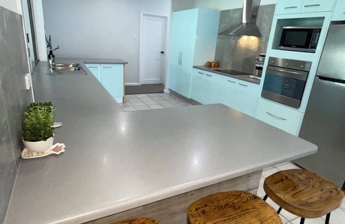 Currumbin Waters House | Currumbin Creek Waterfront Oasis! Tennis court, pool, pontoon, 5mins to beach! n