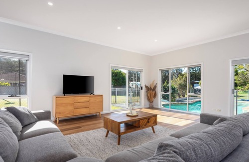 Currumbin Waters House | Currumbin Creek Waterfront Oasis! Tennis court, pool, pontoon, 5mins to beach! n
