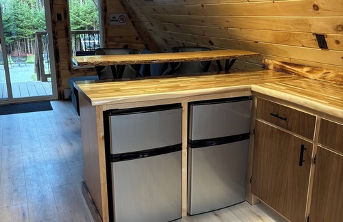 Clifton Royal Cabin | Custom-built Aframe cabin! With hot tub, fire pit, and lake access!