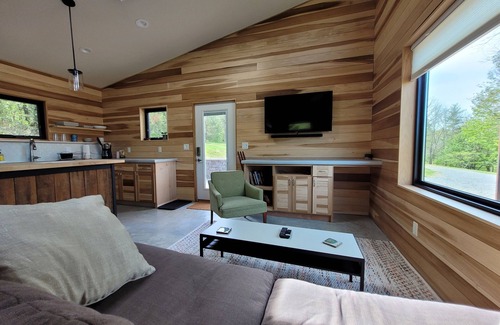 Alexander Cottage | Custom-built mountain cottage w/hot tub & heated floors