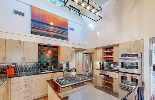 King City House | Custom, dog-friendly home with a private pool, pool spa, WiFi, & central A/C