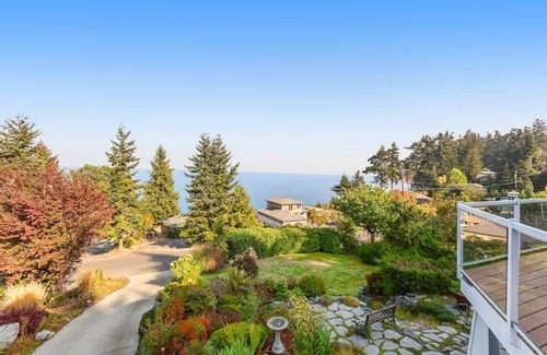 Coupeville House | Custom estate with 6 bedrooms, 4+baths, private beach in enchanting Coupeville.