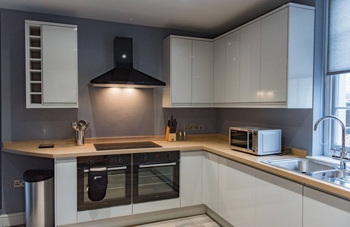 Faversham Apartment | Customs House by Bloom Stays, Large house for family groups of up to 20
