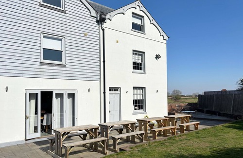 Faversham Apartment | Customs House by Bloom Stays, Large house for family groups of up to 20
