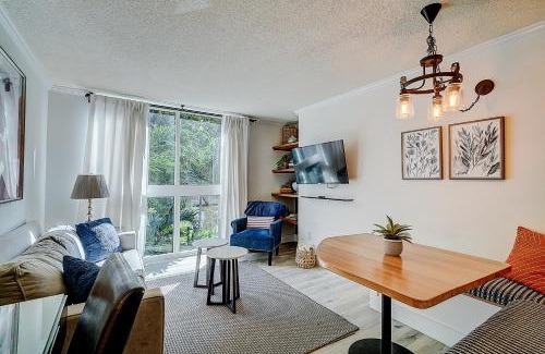 Coconut Grove House | Cute 1 bedroom unit located in Condo Hotel in the heart of Coconut Grove Free Parking