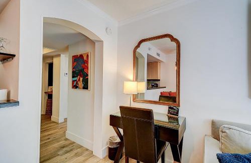 Coconut Grove House | Cute 1 bedroom unit located in Condo Hotel in the heart of Coconut Grove Free Parking