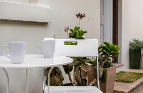 North Sydney Apartment | Cute 1 bedroom with sunny courtyard garden