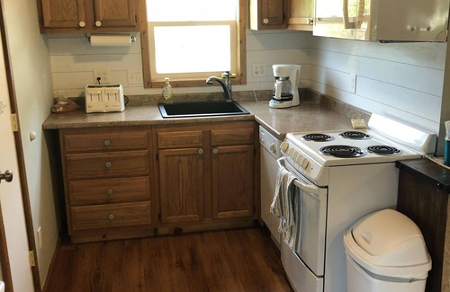 Spirit Lake House | Cute 3-bed Lake-View Home - perfect for families!