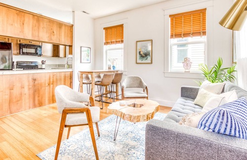 King House | Cute Alberta District cottage with fireplace, central AC & WiFi
