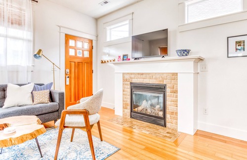 King House | Cute Alberta District cottage with fireplace, central AC & WiFi