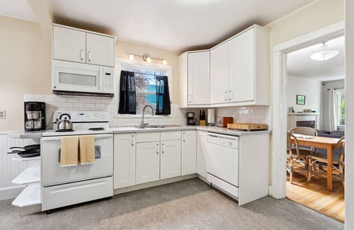 Hood River House | CUTE and COMFORTABLE, in a quaint location, Central AC, DOG friendly
