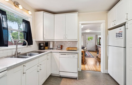 Hood River House | CUTE and COMFORTABLE, in a quaint location, Central AC, DOG friendly
