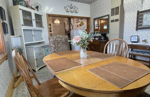 Panguitch House | Cute and Cozy Clover House-Sleeps six comfortably!