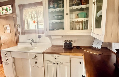 Panguitch House | Cute and Cozy Clover House-Sleeps six comfortably!