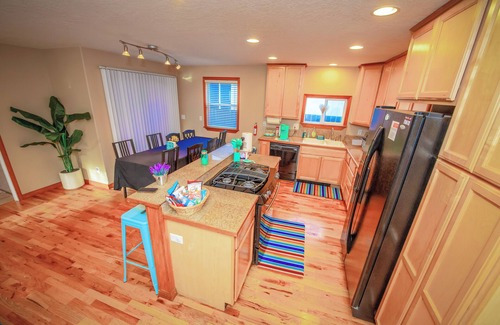 Albany House | Cute Artsy7 large parking near parks 20mins to OSU