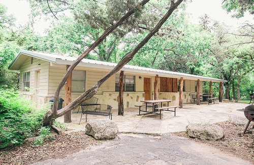 Concan Cabin | Cute Cabin with Amazing Frio River Frontage, 1 mile from Garner State Park