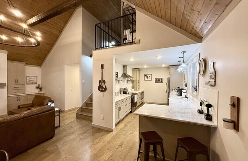 Hendersonville House | Cute Cabin with Hot Tub 30 mins from Nashville
