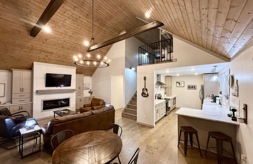 Hendersonville House | Cute Cabin with Hot Tub 30 mins from Nashville