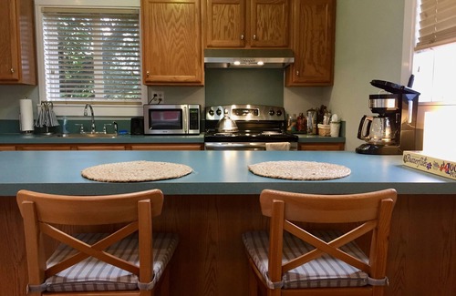 Olympia Cottage | Cute Cottage Close To Town and Bike Trails