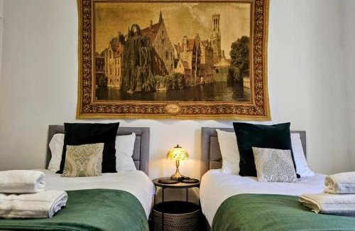 Runnymede Apartment | Cute Cottage in Egham Heathrow- 7 Guests 3 bedrooms