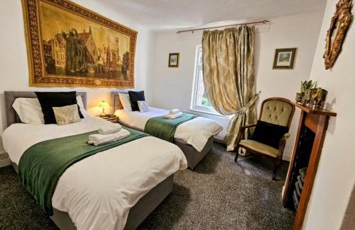 Runnymede Apartment | Cute Cottage in Egham Heathrow- 7 Guests 3 bedrooms