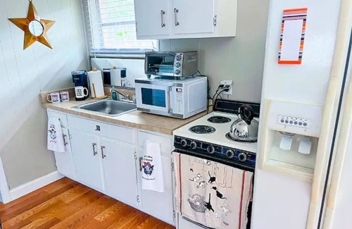 Floral City Cottage | Cute cottage next to farm animals near Nature Coast with pool