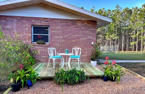 Floral City Cottage | Cute cottage next to farm animals near Nature Coast with pool