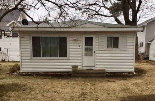 Pentwater Cottage | Cute cottage short walk from the beach.