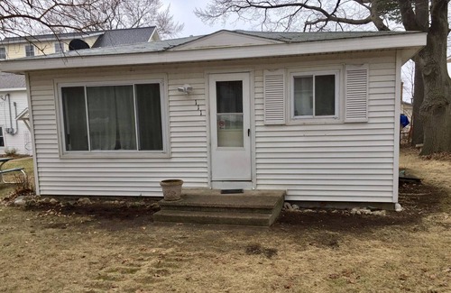 Pentwater Cottage | Cute cottage short walk from the beach.