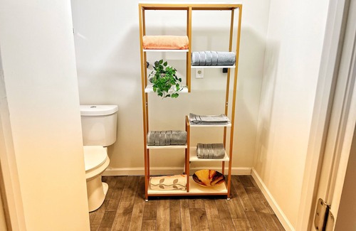 West Columbus Apartment | Cute/cozy lower level apartment 10 min from Downtown Columbus