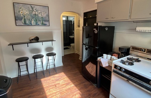 Irving Park Apartment | Cute crash pad w/free parking!
