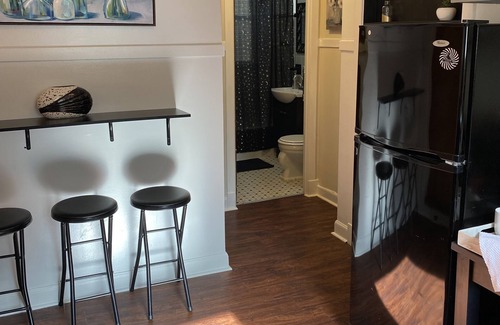 Irving Park Apartment | Cute crash pad w/free parking!