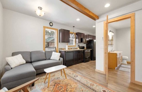 Custer Cottage | Cute Custer Cottage - Walk to restaurants and shopping