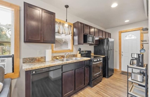 Custer Cottage | Cute Custer Cottage - Walk to restaurants and shopping