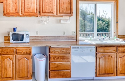 Gold Beach Cottage | Cute, Dog-Friendly Cottage with Bay and Ocean Views - Close to the Beach