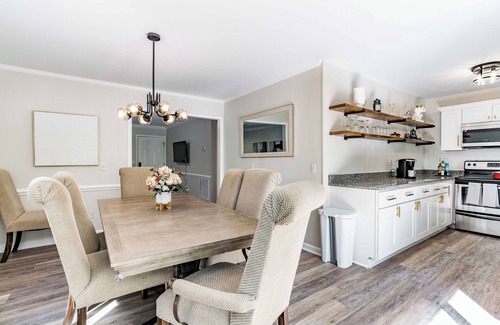 North Raleigh House | Cute home w firepit & king bed -starts at 3.5k/month