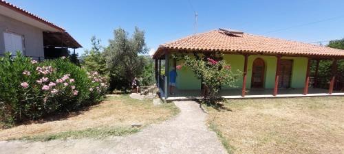 Pyrgos House | Cute House with mountain views