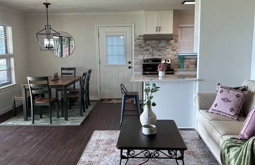 Mabank House | Cute Lakefront Cabin with Beautiful Sunsets in charming Gun Barrel City