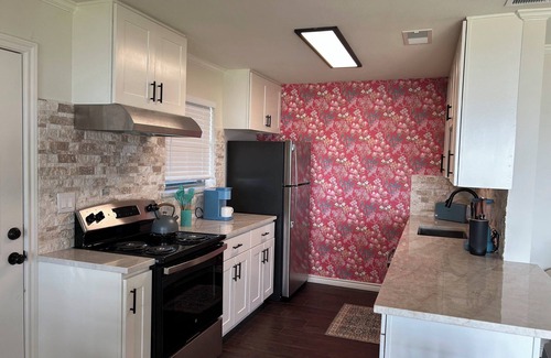 Mabank House | Cute Lakefront Cabin with Beautiful Sunsets in charming Gun Barrel City