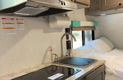 Goldendale RV Rental | Cute Lil Romantic Sunray in the Woods of Goldendale. Newer w AC, Queen Bed