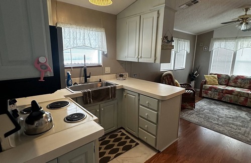 Sarasota House | Cute one bedroom home close to beaches with a pool!