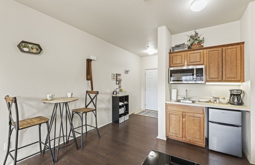 Branson West Condo | Cute Poolside Branson Condo! Minutes to Silver Dollar City - Golf Course Views