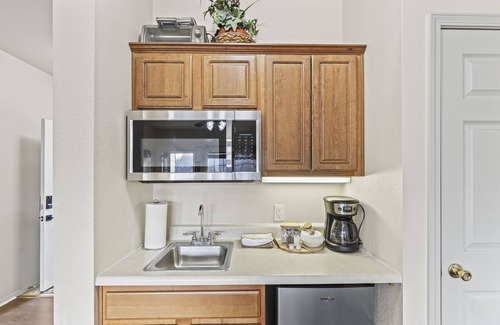 Branson West Condo | Cute Poolside Branson Condo! Minutes to Silver Dollar City - Golf Course Views